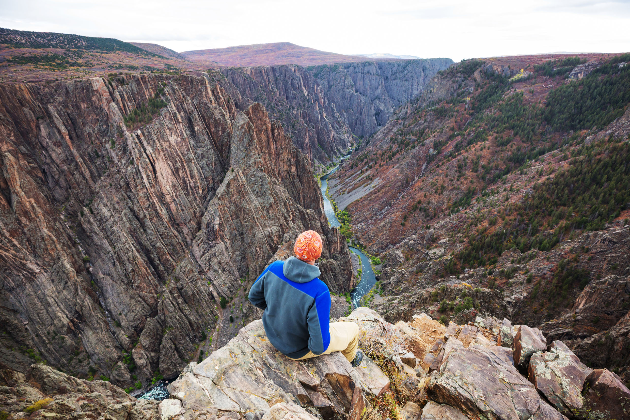 Black_Canyon_of_the_Gunnison-Tourist on the granite cliffs of the Black Canyon of the Gunnison_1465851581