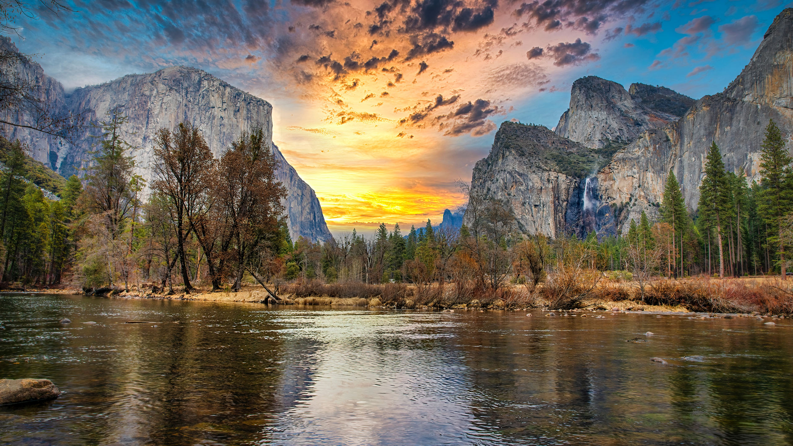 Scenic,Panoramic,View,Of,Famous,Yosemite,Valley,With,El,Capitan Yosemite Valley Sunset