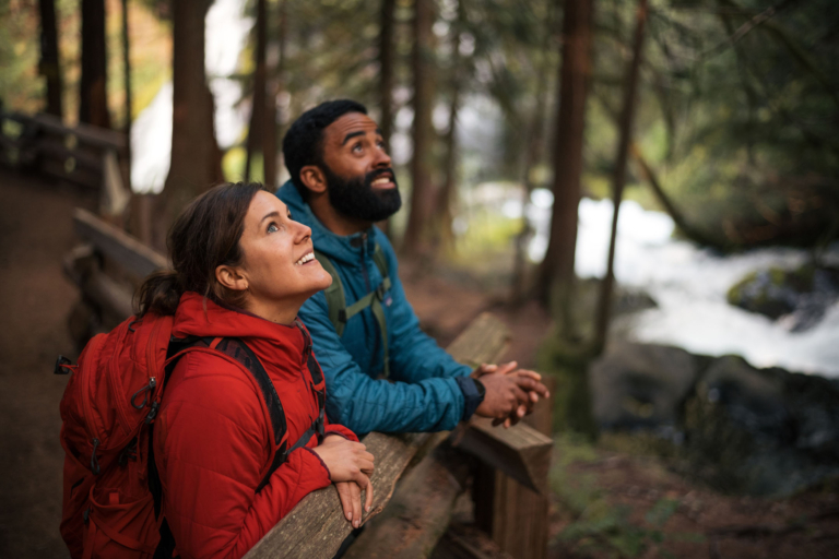 evergreenescapes-seattle_hikers-wooden-rail-waterfall Evergreenescapes Seattle Hikers Wooden Rail Waterfall