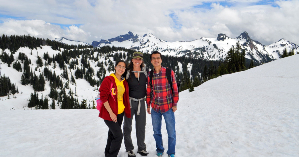 evergreenescapes-seattle_snowy-mountains-hikers-mt-rainier Evergreenescapes Seattle Snowy Mountains Hikers Mt Rainier