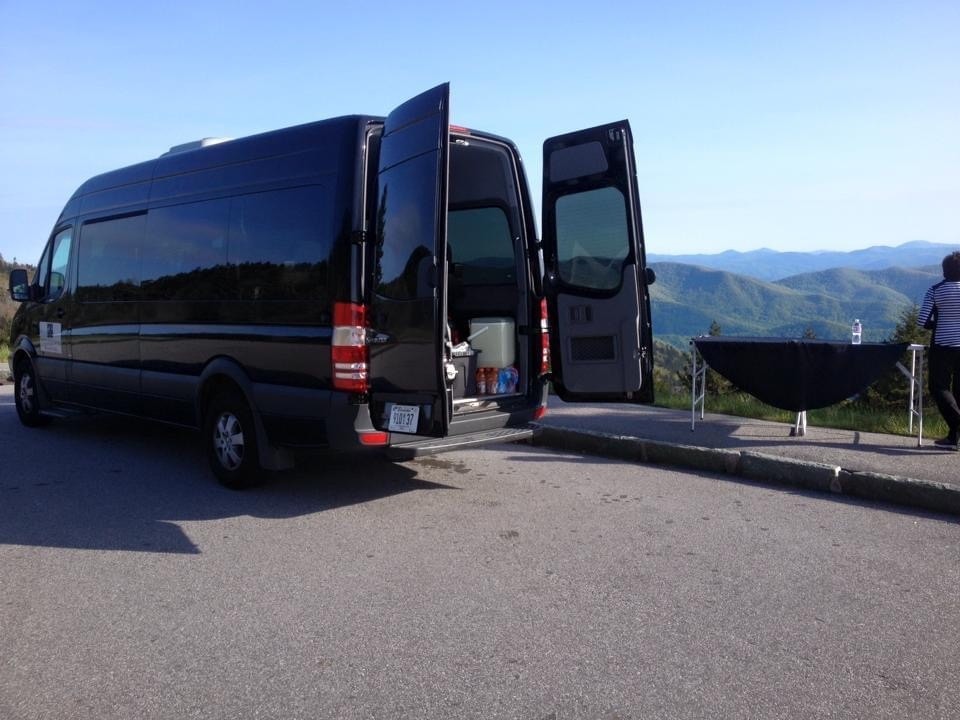 smokymountainguides-van tour doors open at viewpoint Smokymountainguides Van Tour Doors Open At Viewpoint