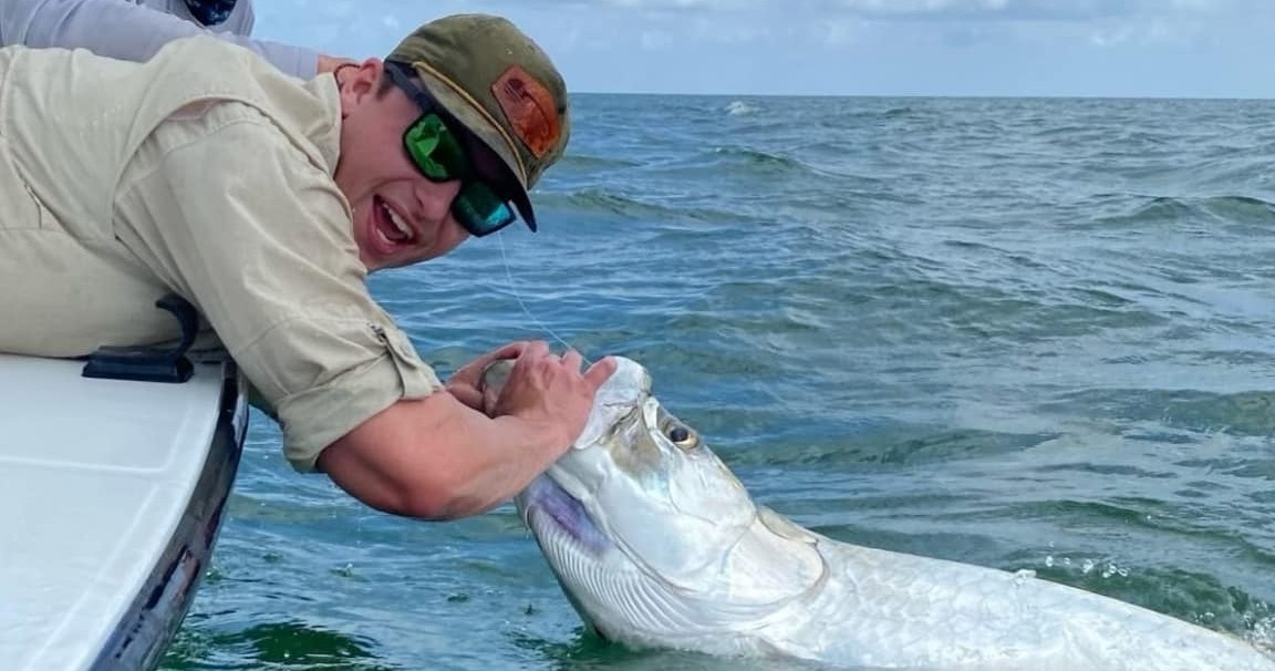 straycatfishingcharters-man-holding-huge-fish-in-water Straycatfishingcharters Man Holding Huge Fish In Water