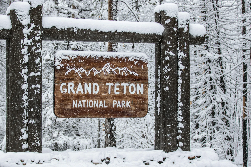 toursincolor_grand-teton-national-park-sign-snow Toursincolor Grand Teton National Park Sign Snow