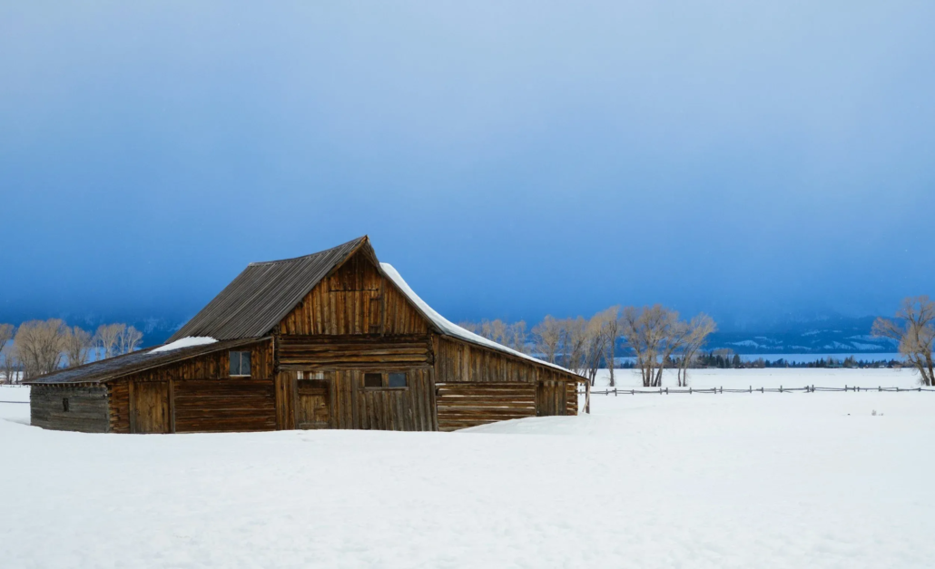toursincolor_weathered-barn-snowy-landscape Toursincolor Weathered Barn Snowy Landscape