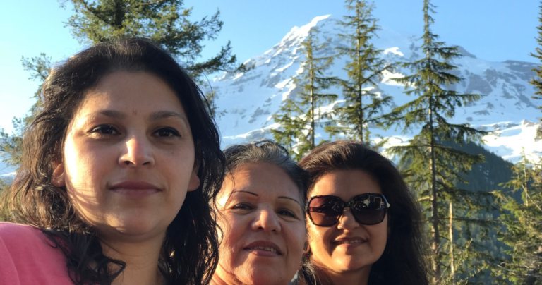 Toursofseattle Three Women Mt Rainier Snowy Peak