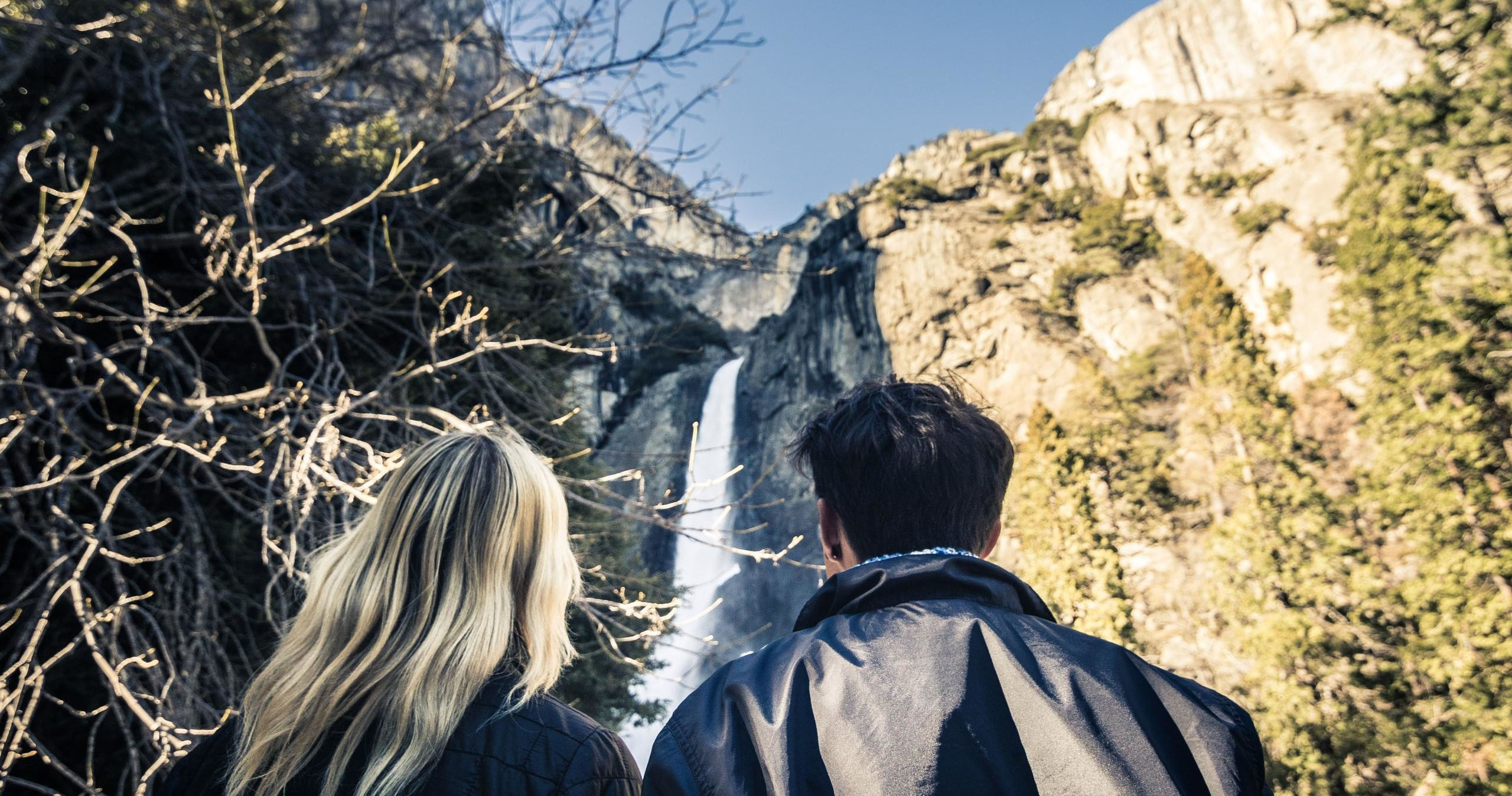 Yosemite and Giant Sequoias One-Day Tour from San Francisco — Yosemite Yosemite Tours Waterfall View Couple Yosemite