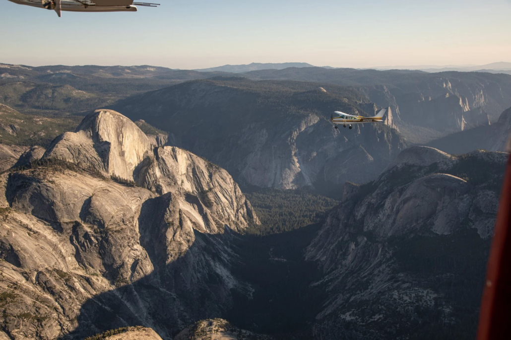yosemiteflights-cessna-flying-near-dramatic-rock Yosemiteflights Cessna Flying Near Dramatic Rock