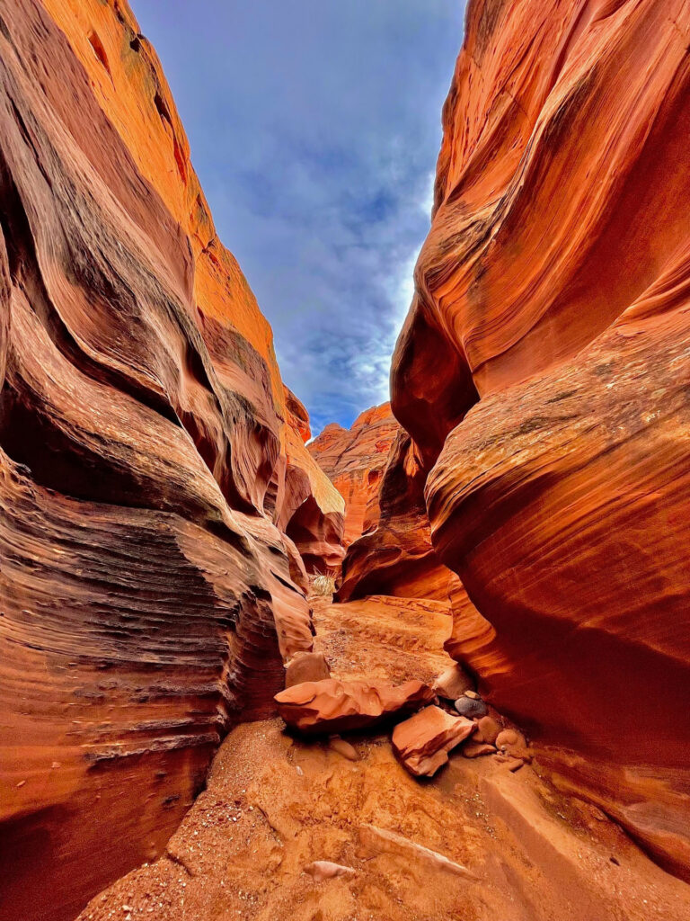 blackstreakcanyontours_photo-tour-narrow-canyon-red-rocks-sand