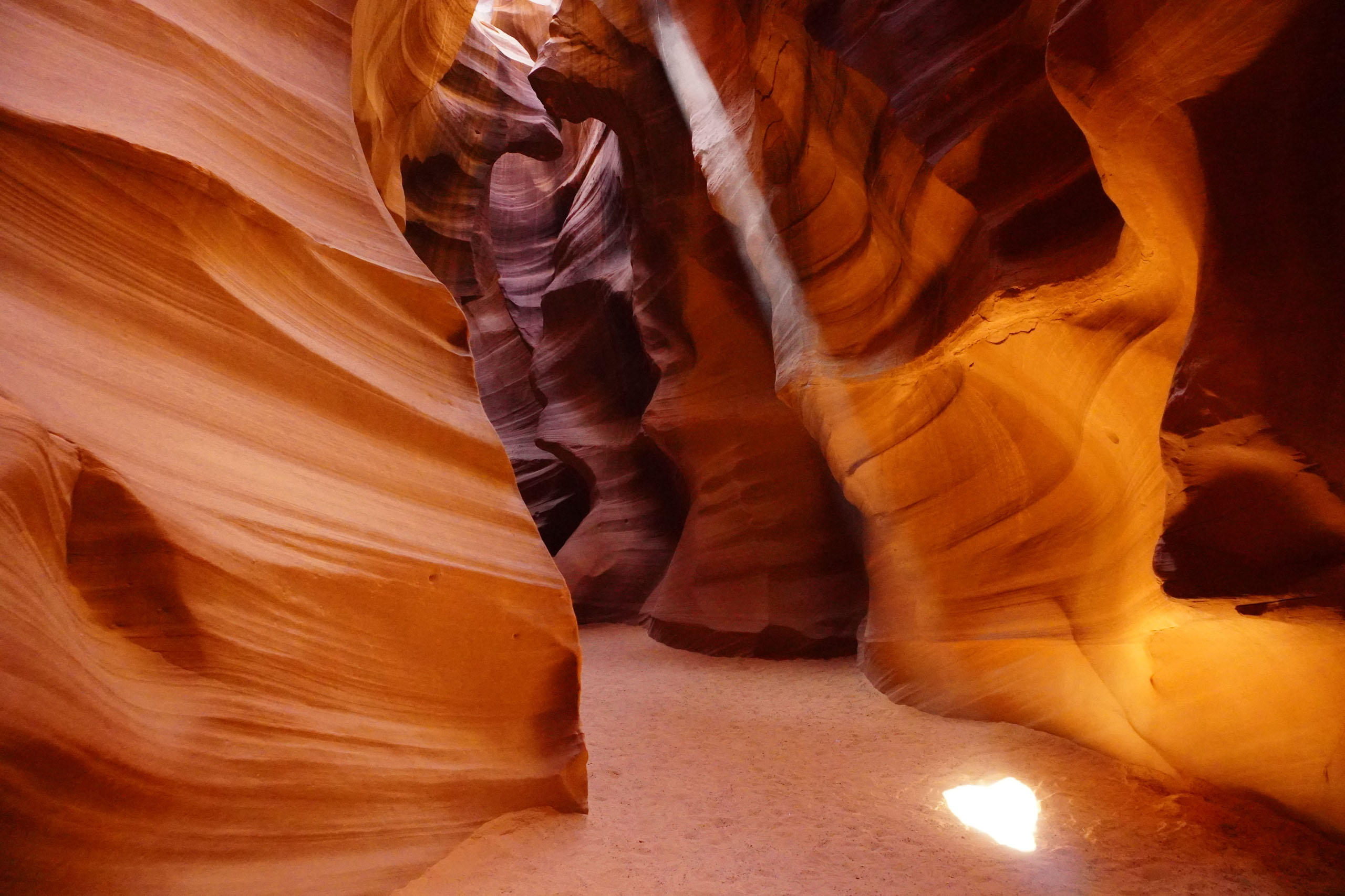 dinehtours_ultimate-trifecta-of-upper-antelope-cany-upper-antelope-canyon-light-beams