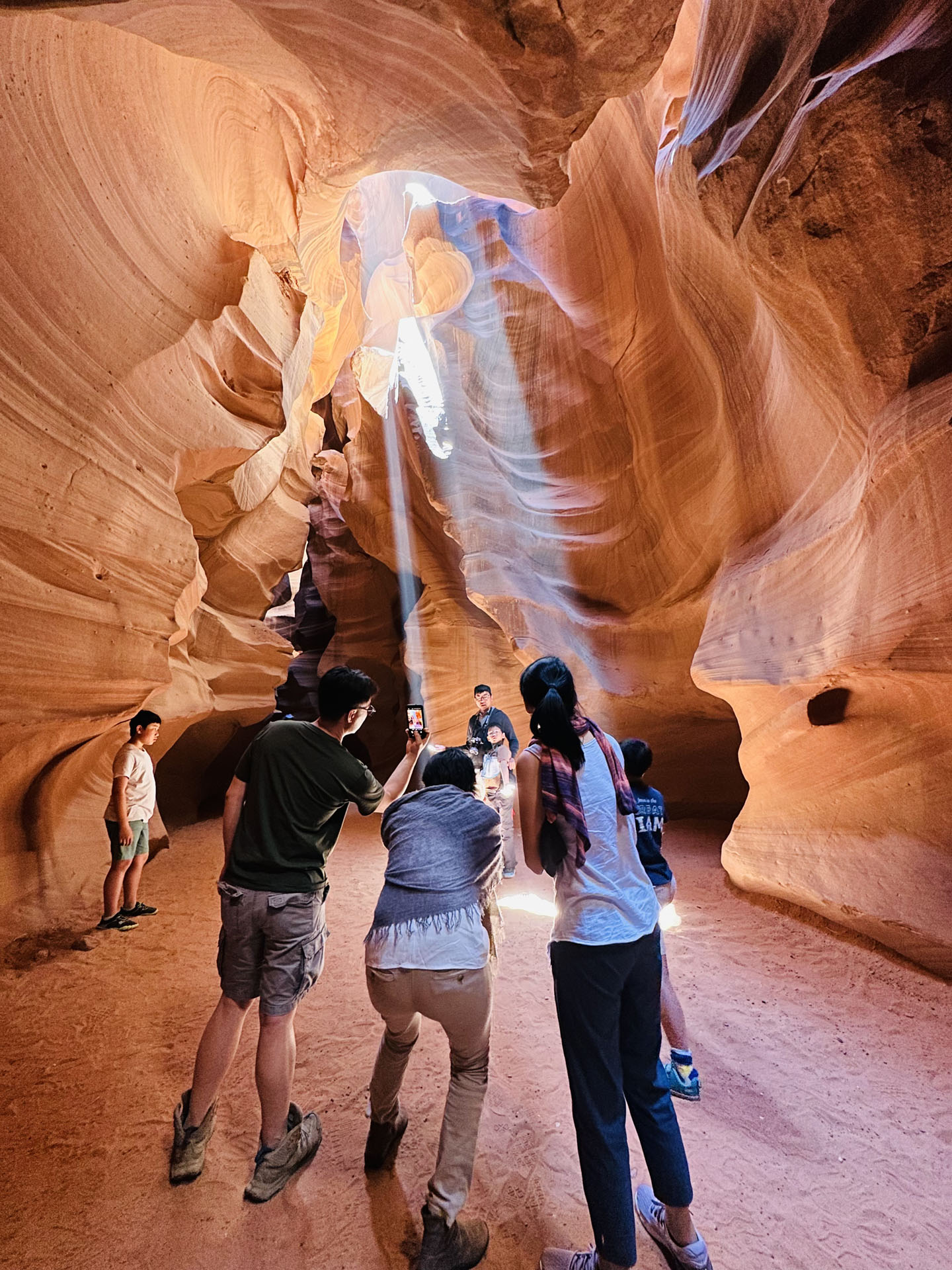 dinehtours_ultimate-trifecta-of-upper-antelope-cany-upper-antelope-canyon-sunlight-tourists