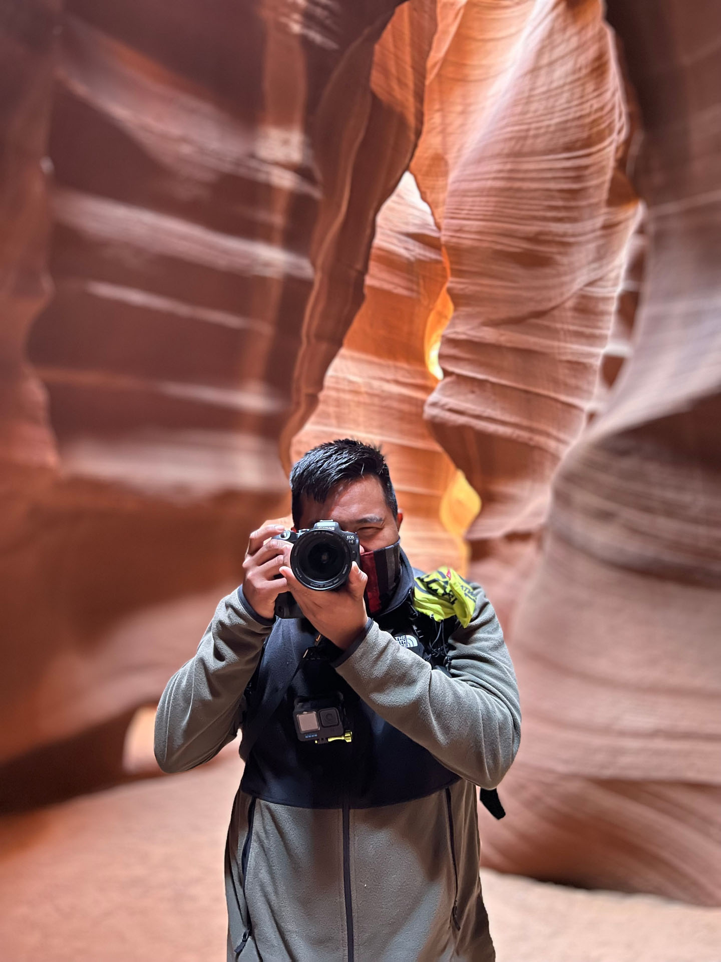 dinehtours_upper-lower-antelope-canyon-combo-tour-f-photographer-antelope-canyon-red-rocks