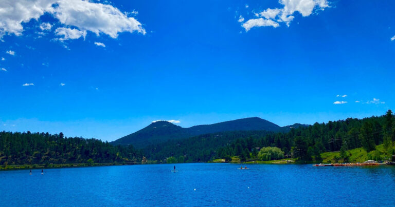explorerdenvertours_denver-foothills-tour-lake-mountains-paddleboarders-blue-sky