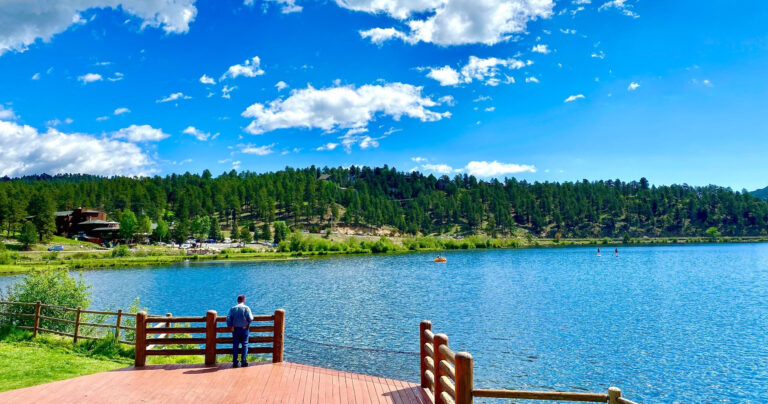 explorerdenvertours_denver-foothills-tour-man-lake-wooden-railings-sup-paddlers