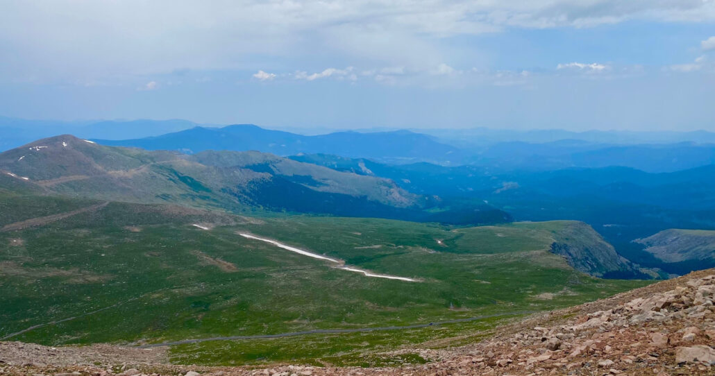 explorerdenvertours_pikes-peak-garden-of-the-gods-tour-pikes-peak-mountain-view-green-hills