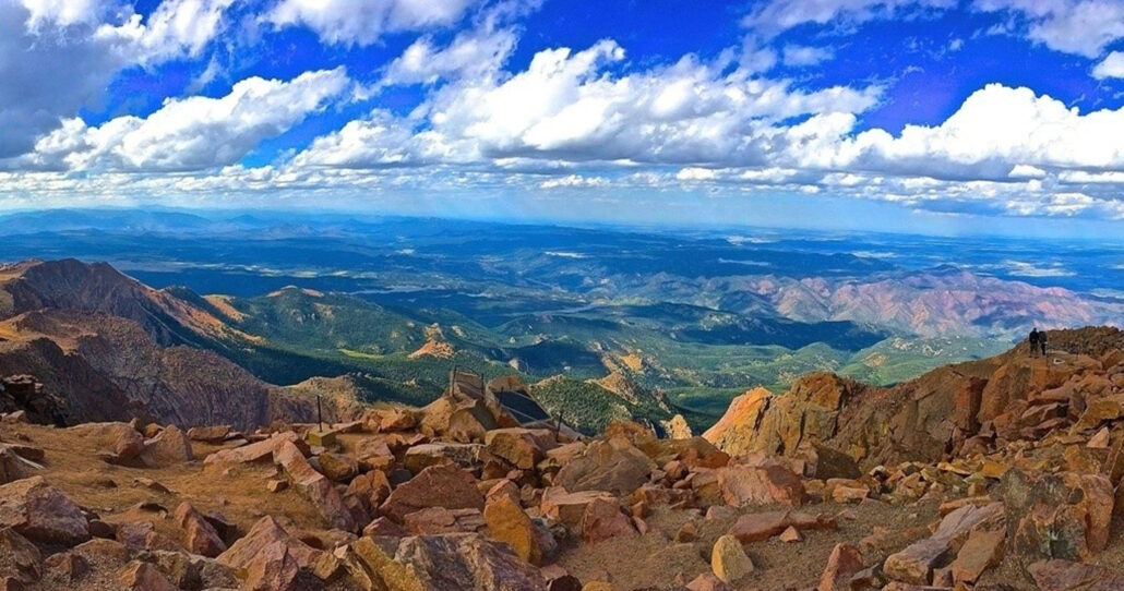 explorerdenvertours_pikes-peak-garden-of-the-gods-tour-pikes-peak-panorama-clouds-rocks