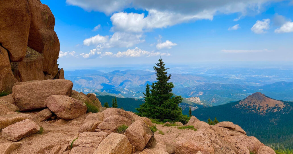 explorerdenvertours_pikes-peak-garden-of-the-gods-tour-pikes-peak-rocky-landscape