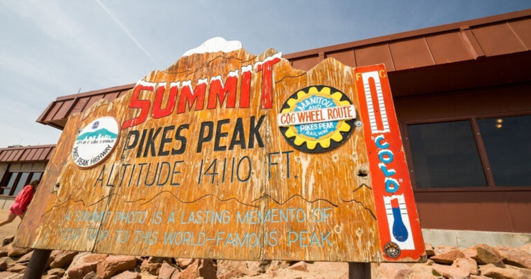 explorerdenvertours_pikes-peak-garden-of-the-gods-tour-pikes-peak-summit-sign-altitude