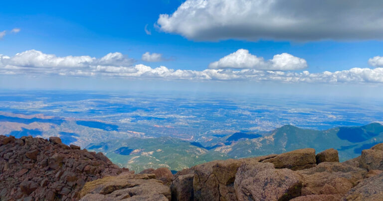 explorerdenvertours_pikes-peak-garden-of-the-gods-tour-pikes-peak-view-rocky-landscape