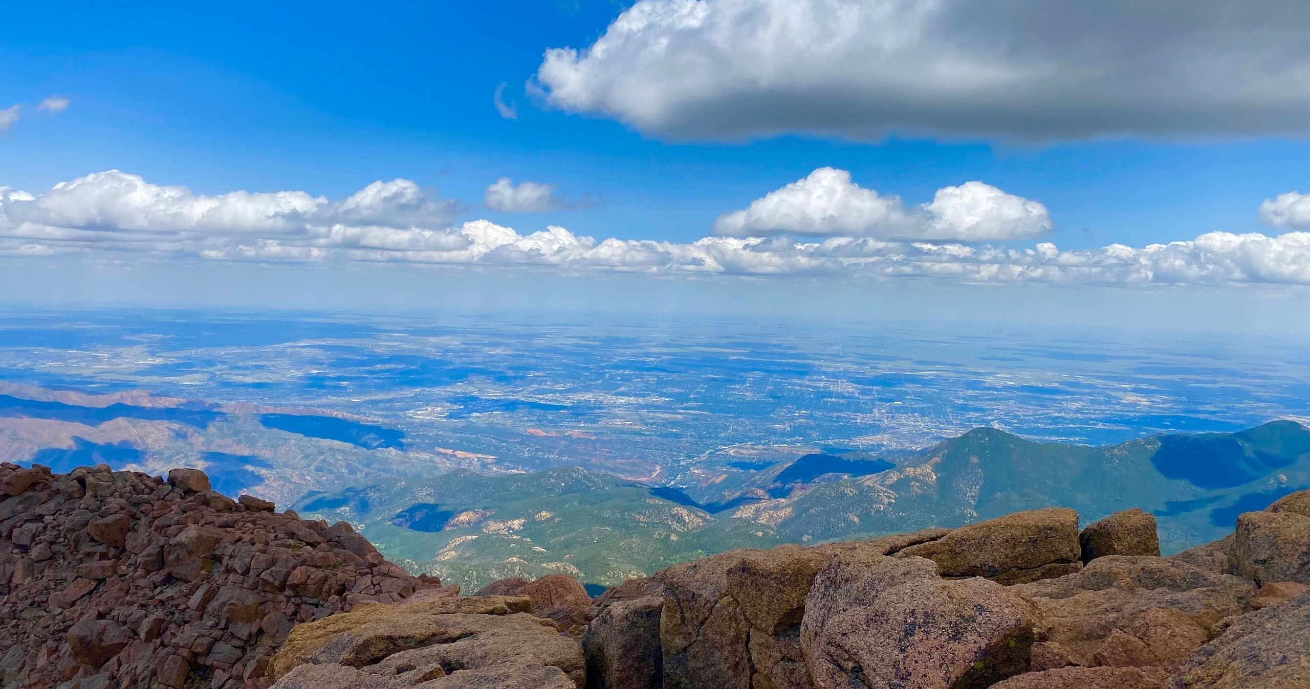 explorerdenvertours_pikes-peak-garden-of-the-gods-tour-pikes-peak-view-rocky-landscape
