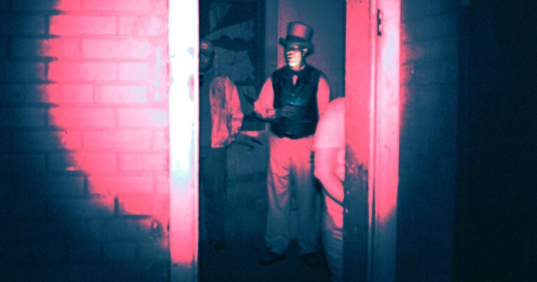 fortcollinstours_the-fort-collins-ghost-tour-ghost-tour-people-dark-room