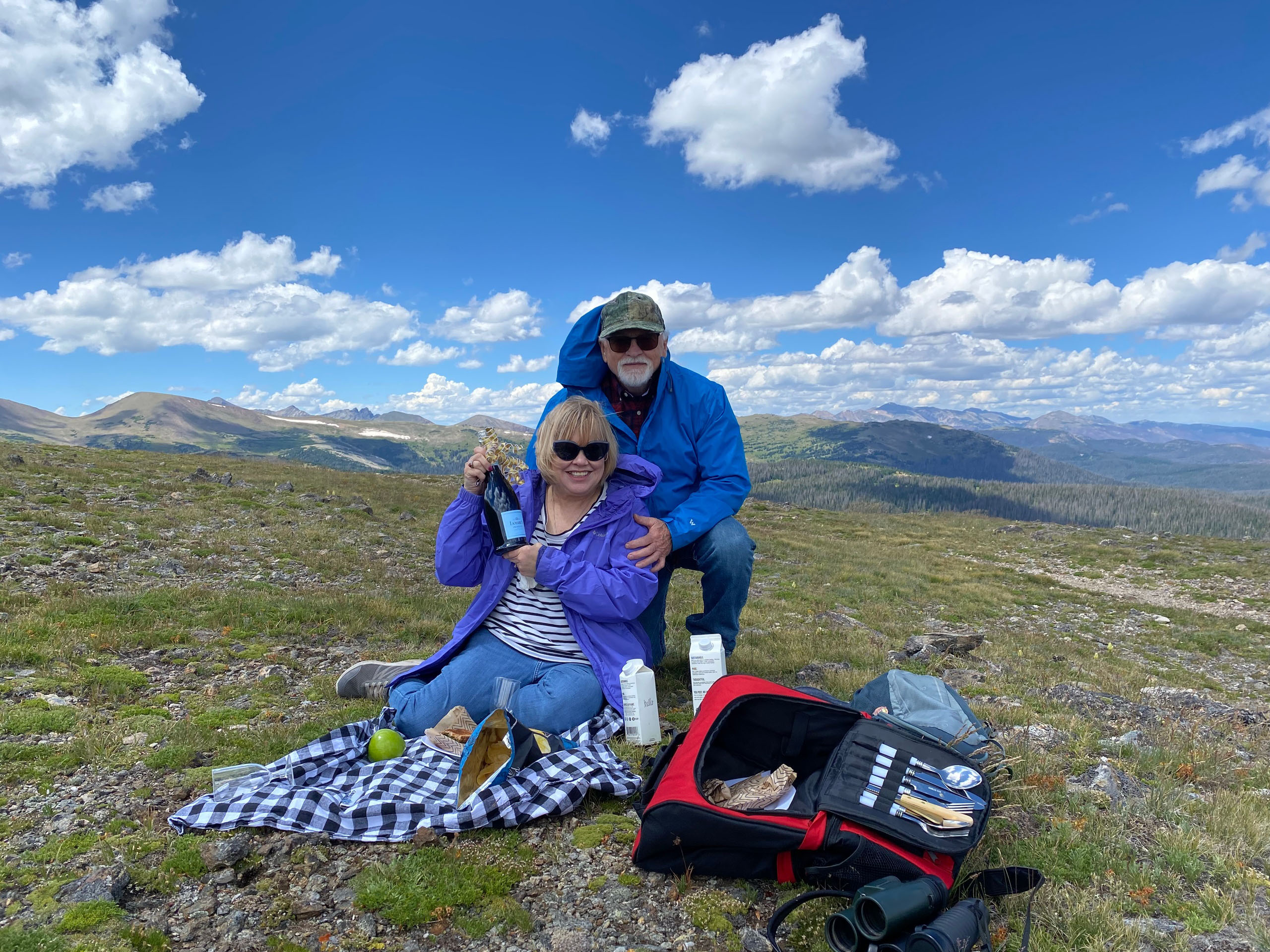 gobirdingman_couple-s-nature-therapy-couple-picnic-mountains-colorado