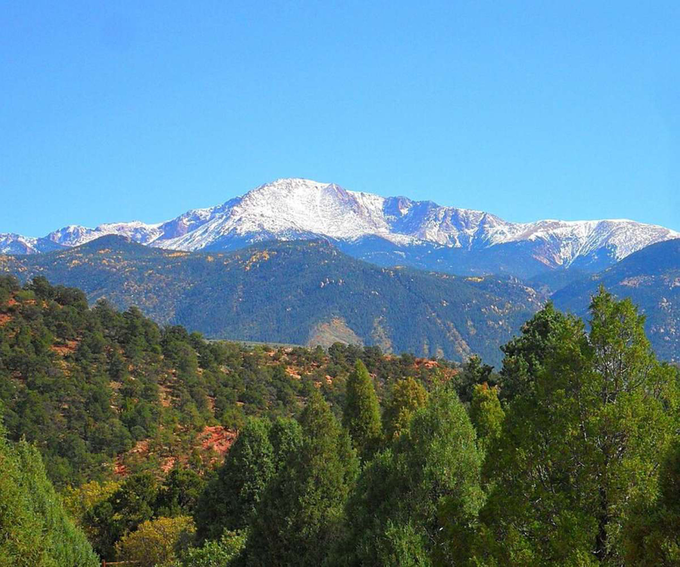 gobirdingman_pike-s-peak-and-garden-of-the-gods-snow-capped-pikes-peak-green-foothills
