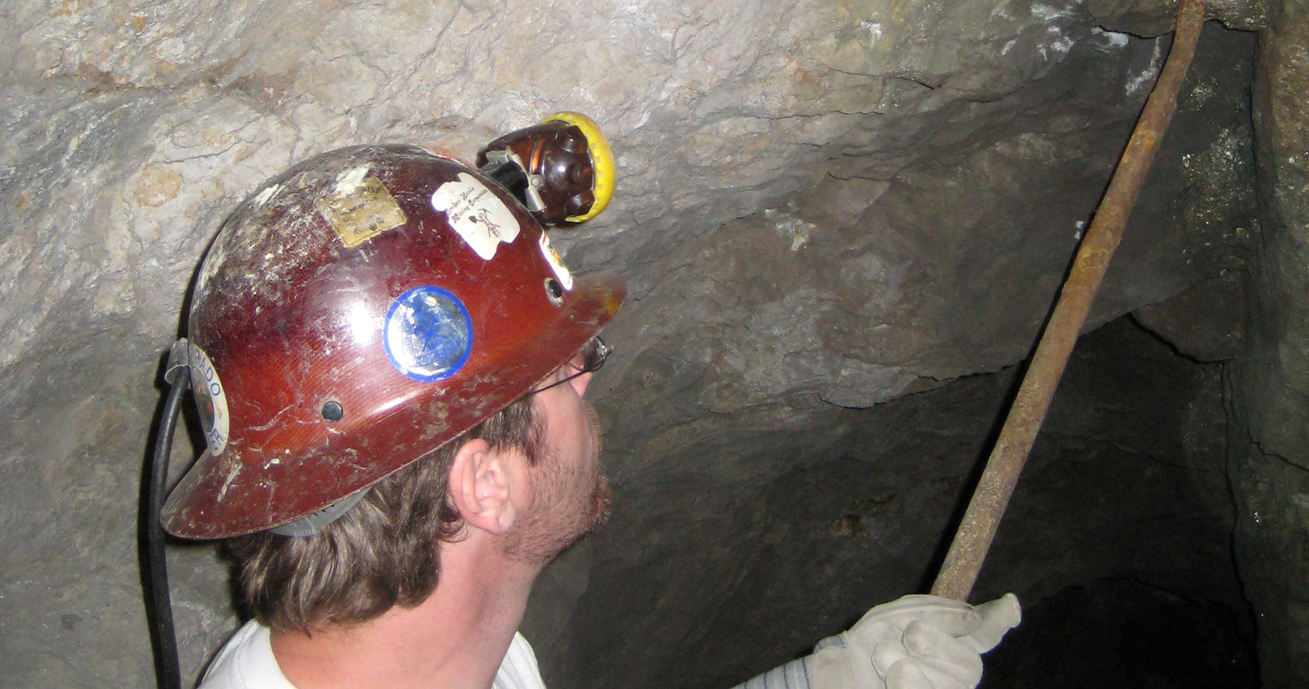 hideegoldmine_underground-real-gold-ore-tour-with-hand-miner-helmet-cave-pickaxe
