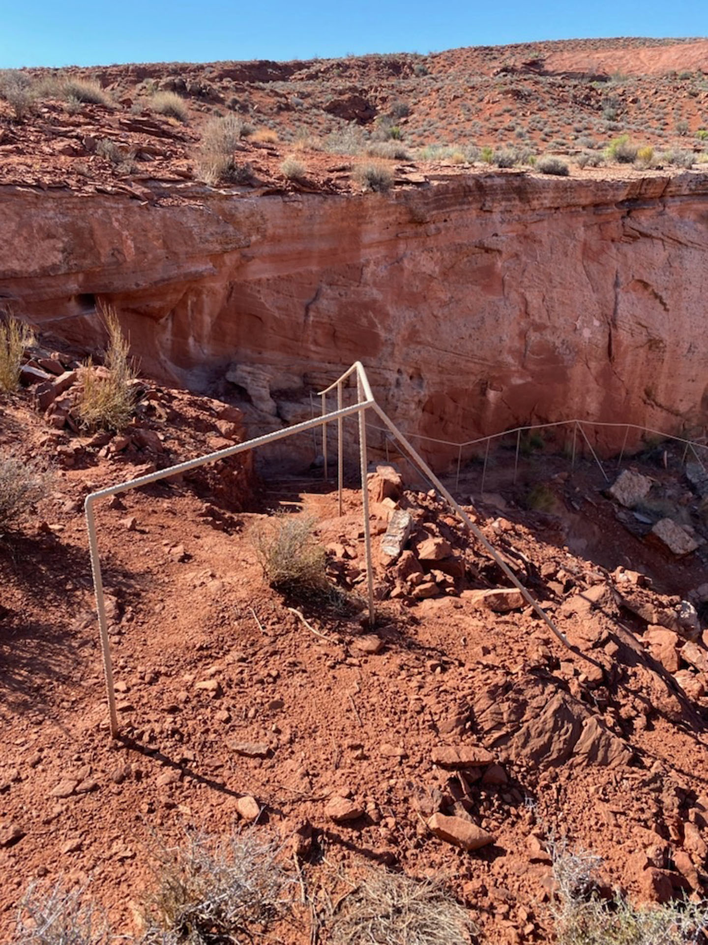 hikingslotcanyons_ligai-si-anii-canyon-canyon-hiking-path-red-soil