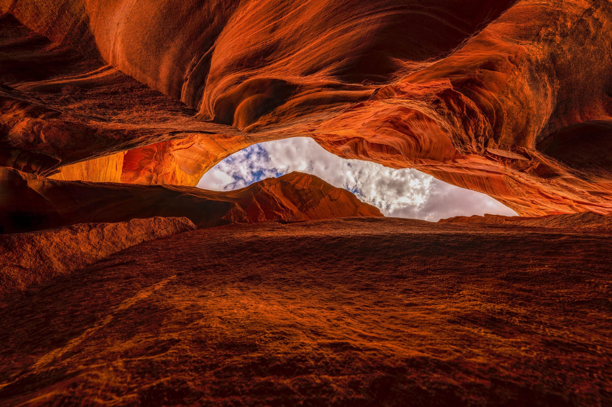hikingslotcanyons_ligai-si-anii-canyon-canyon-orange-rock-formation-sky