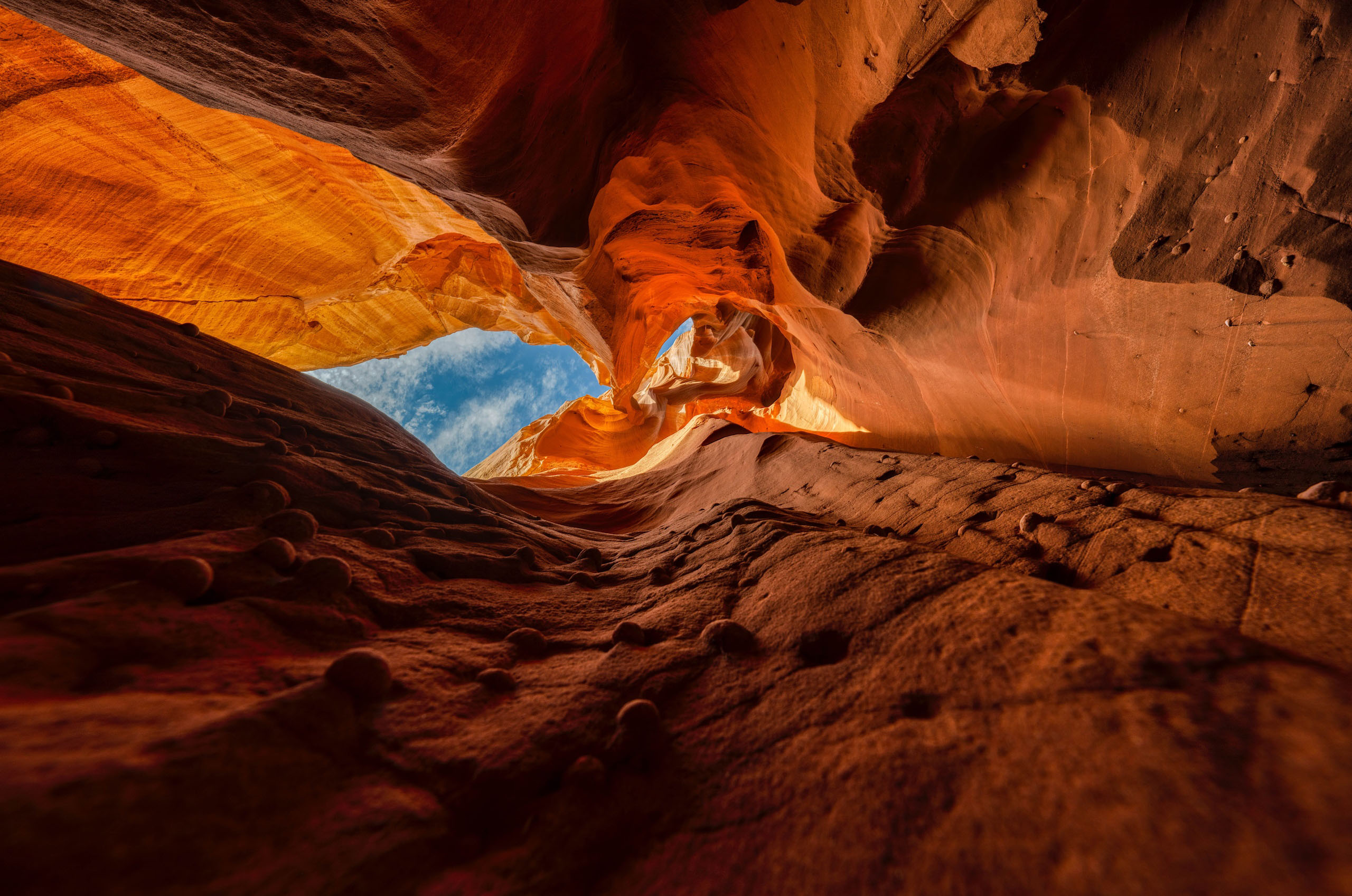 hikingslotcanyons_ligai-si-anii-canyon-ligai-sii-anii-canyon-orange-rocks-sky