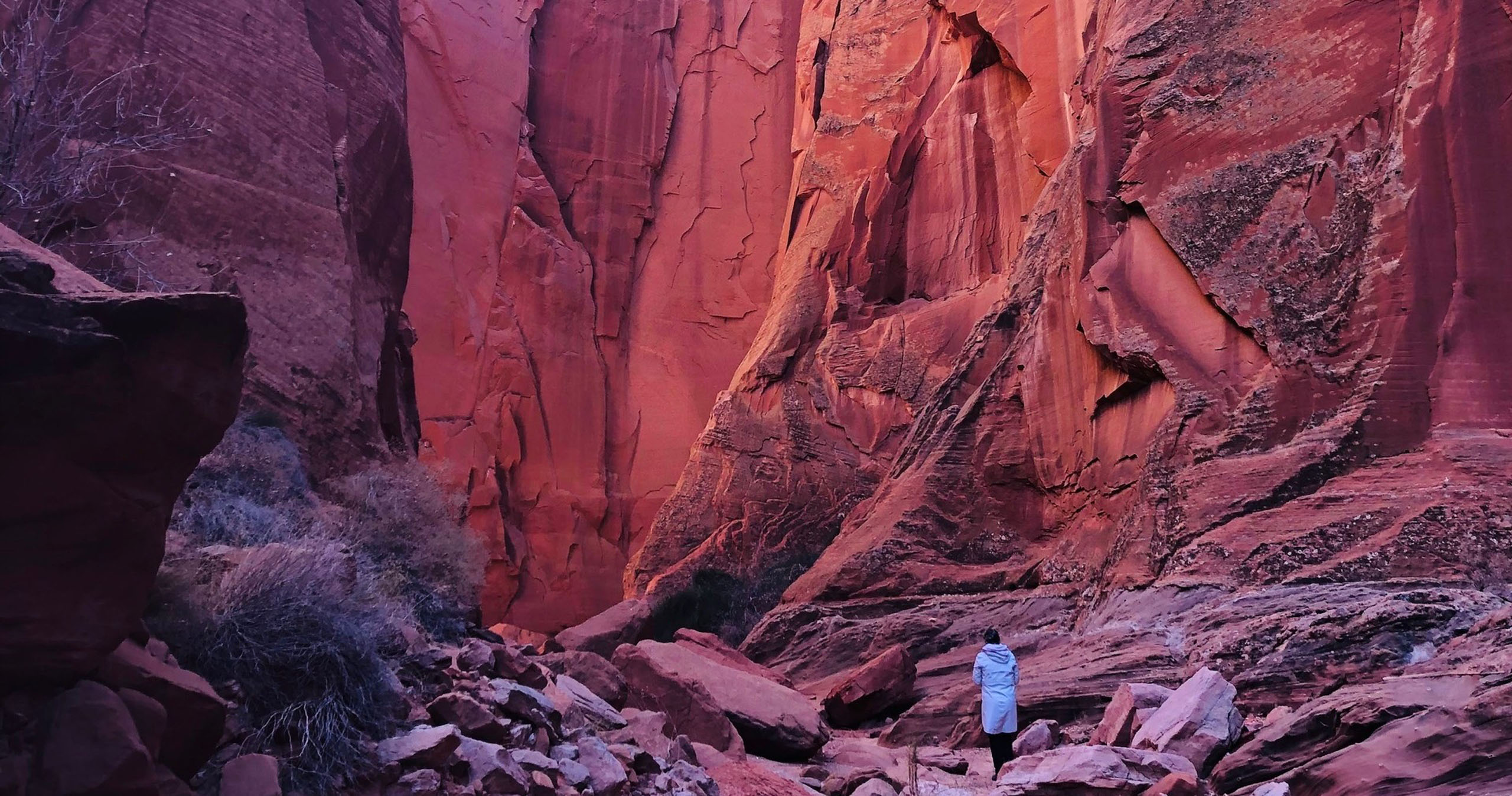 hikingslotcanyons_rams-head-canyon-partial-hike-rams-head-canyon-red-rocks-hiker