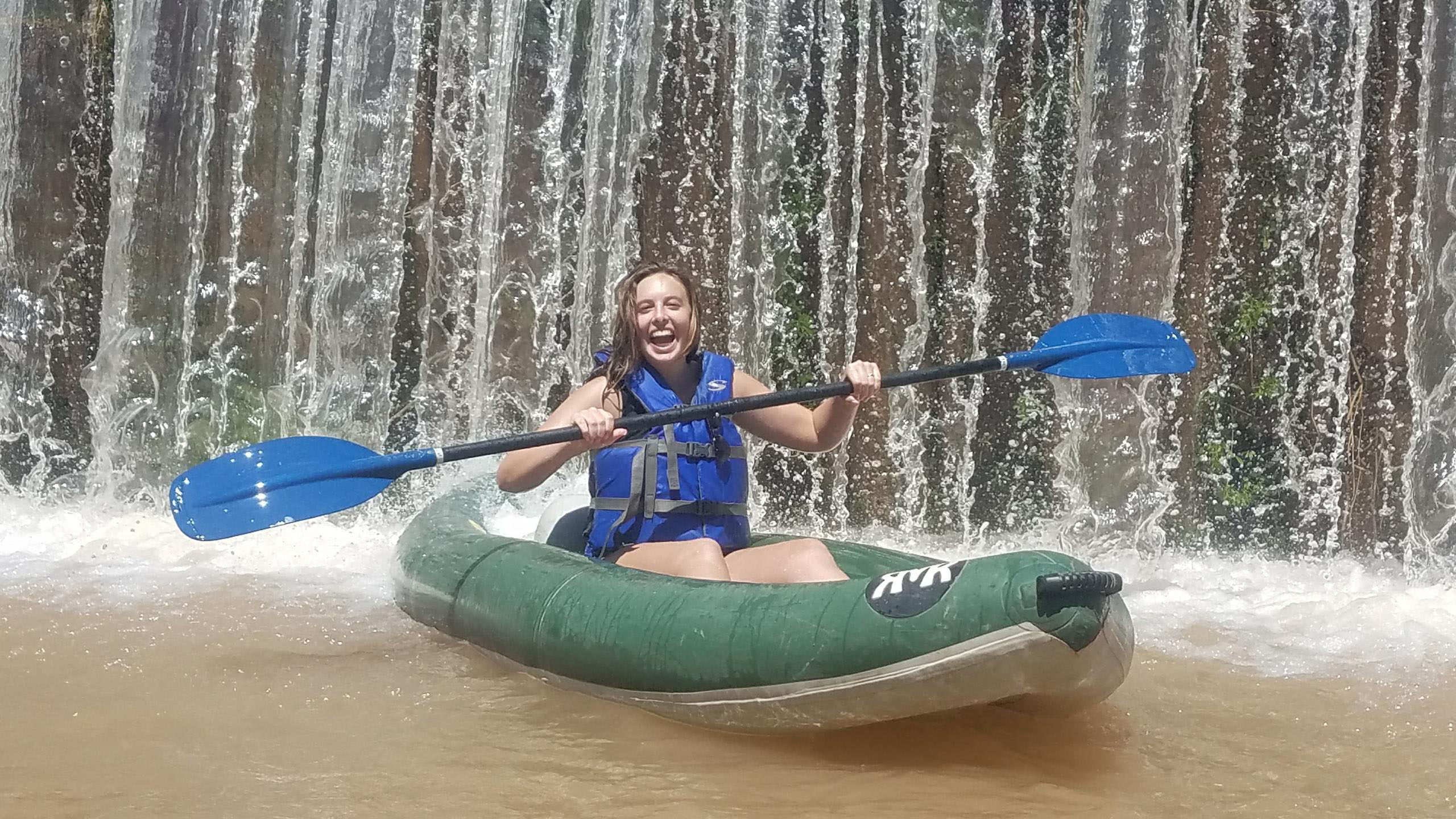 oactours_kayak-tour-on-the-verde-river-kayaker-waterfall-splashing