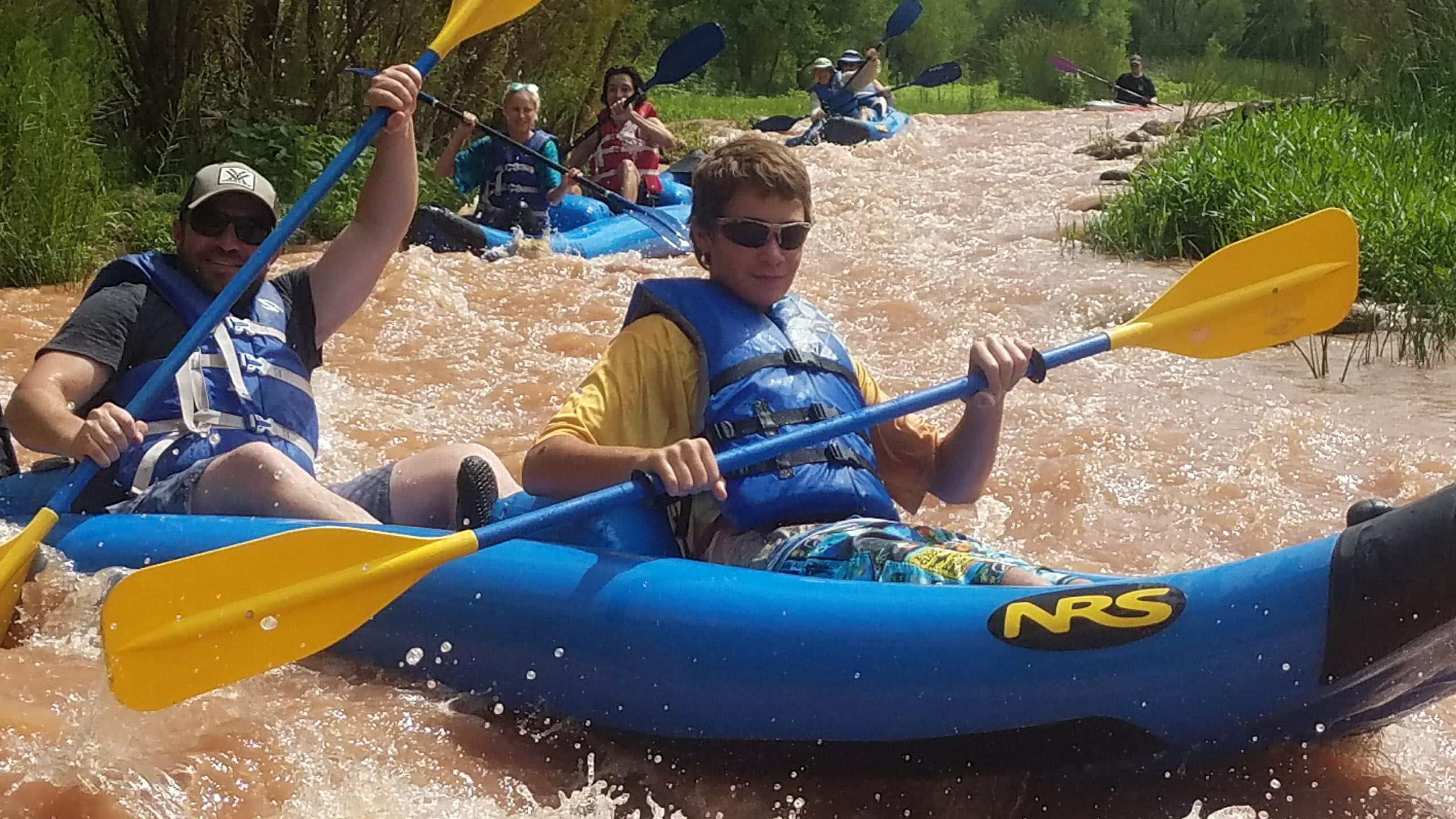 oactours_kayak-tour-on-the-verde-river-kayakers-verde-river-splashing