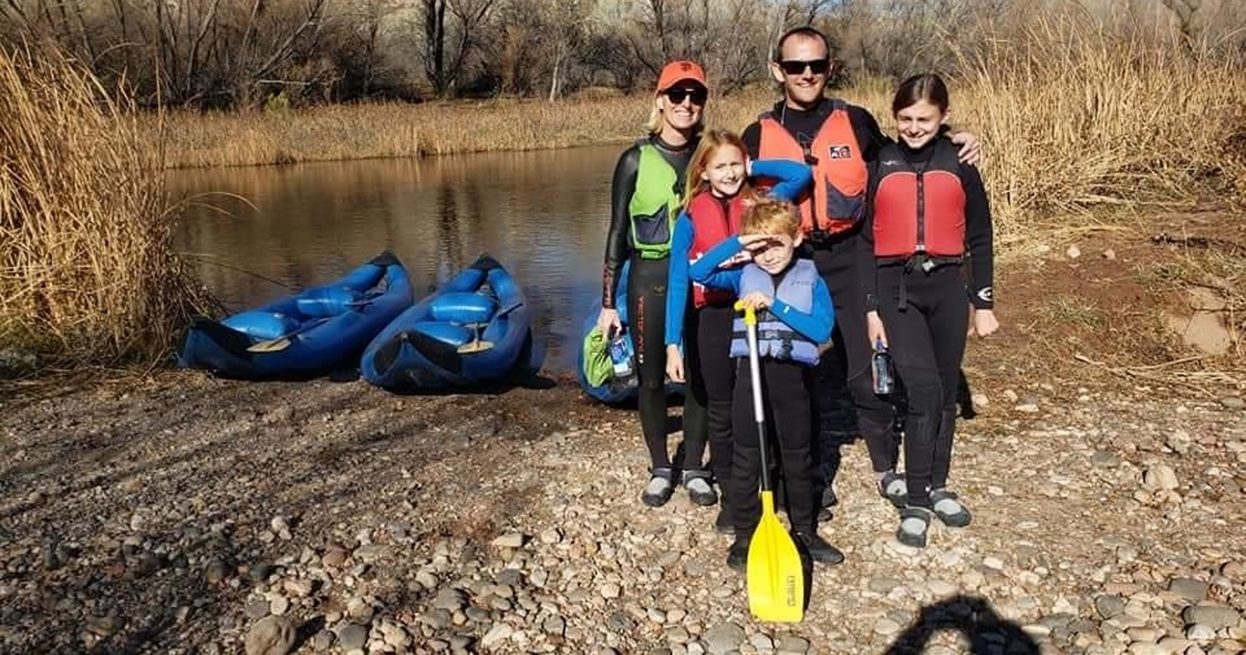 oactours_polar-bear-float-winter-kayak-tour-family-kayakers-riverbank-winter