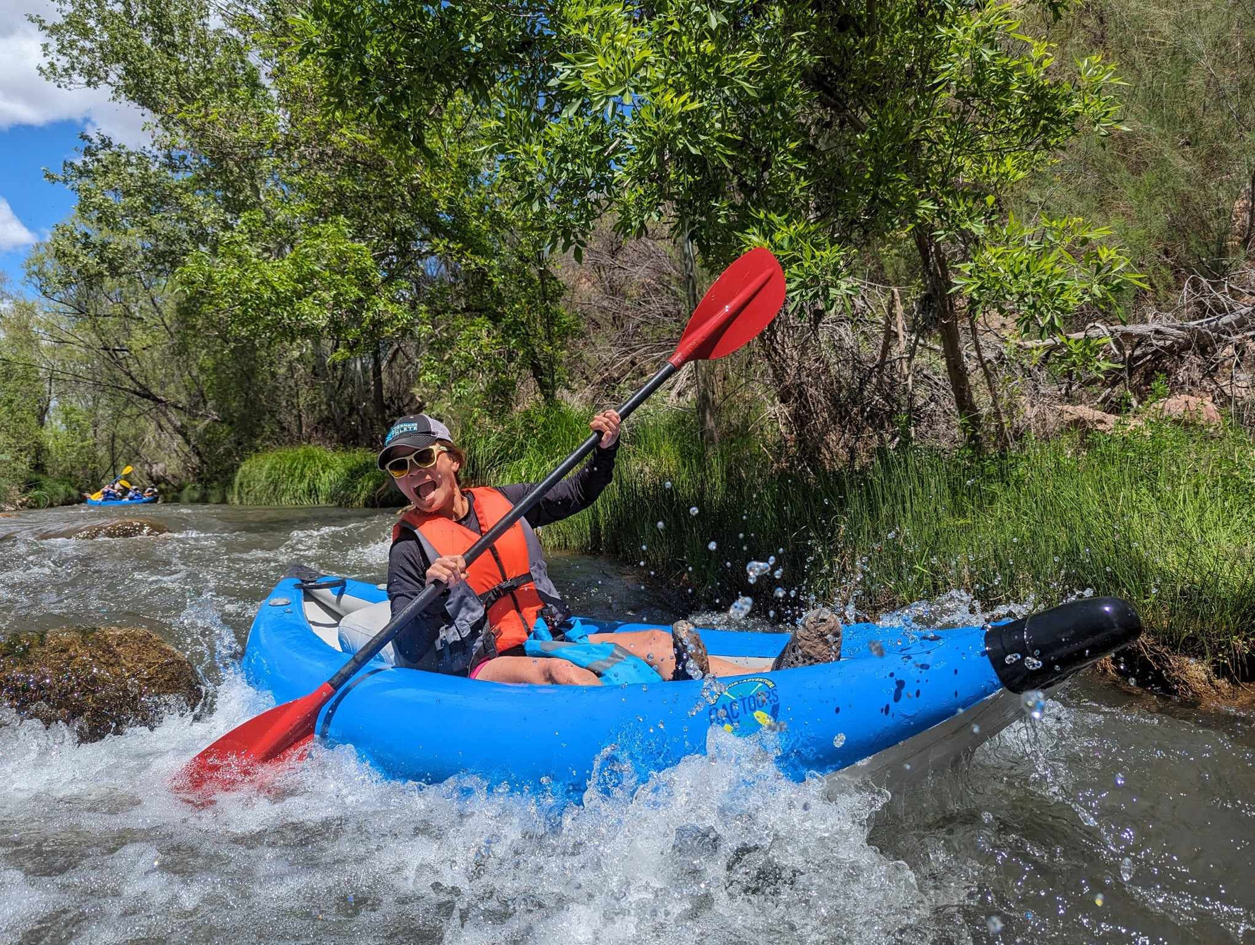 oactours_river-to-ribeye-kayaking-package-kayaker-river-splashing-greenery