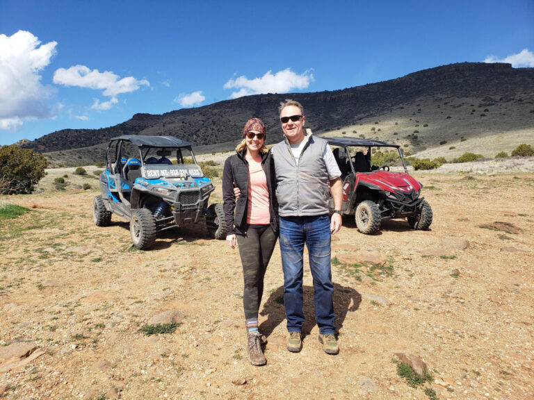 oactours_road-to-river-adventure-on-the-verde-utv-adventure-couple-offroad-vehicles