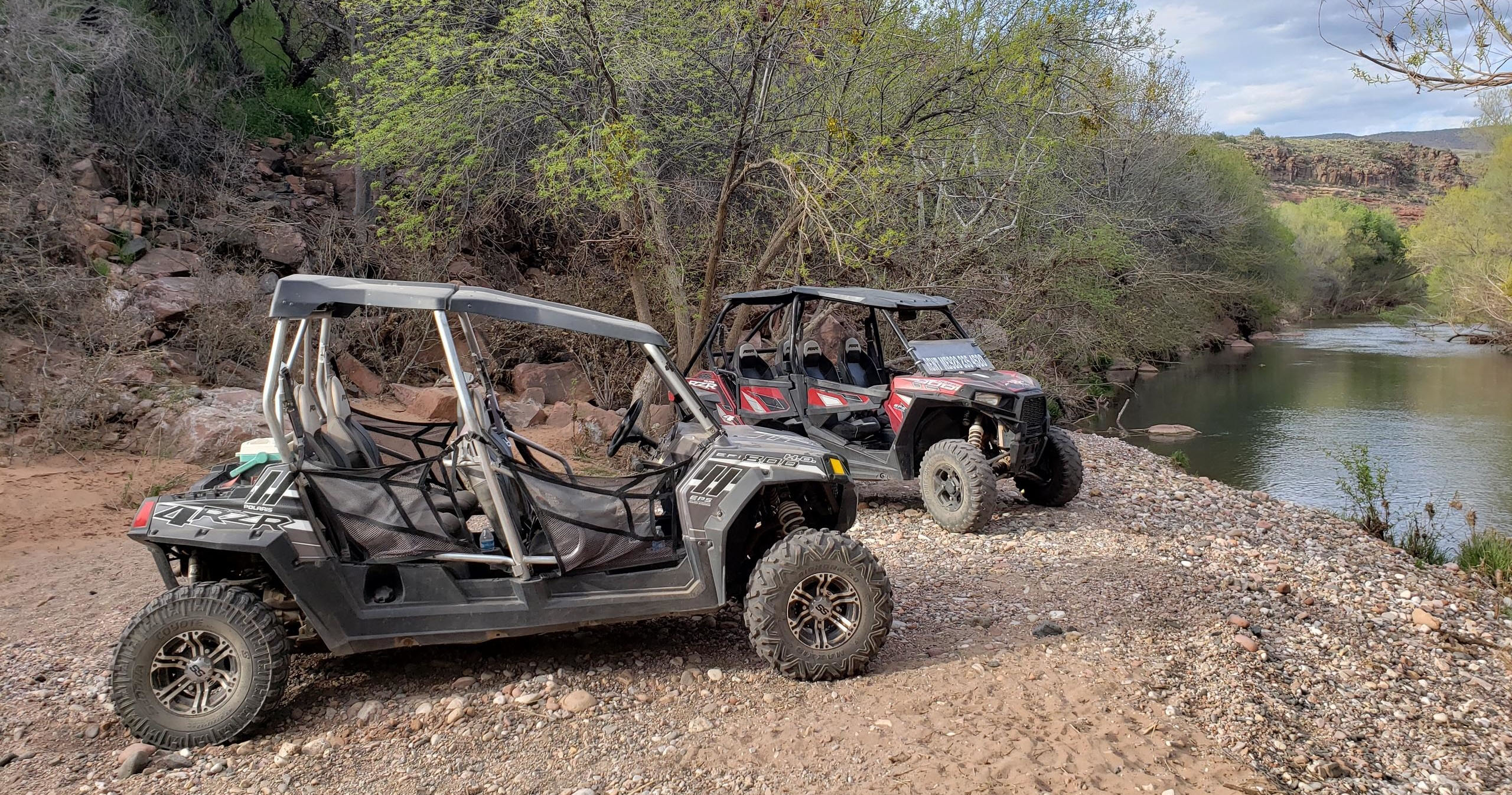 oactours_road-to-river-adventure-on-the-verde-utvs-riverbank-verde
