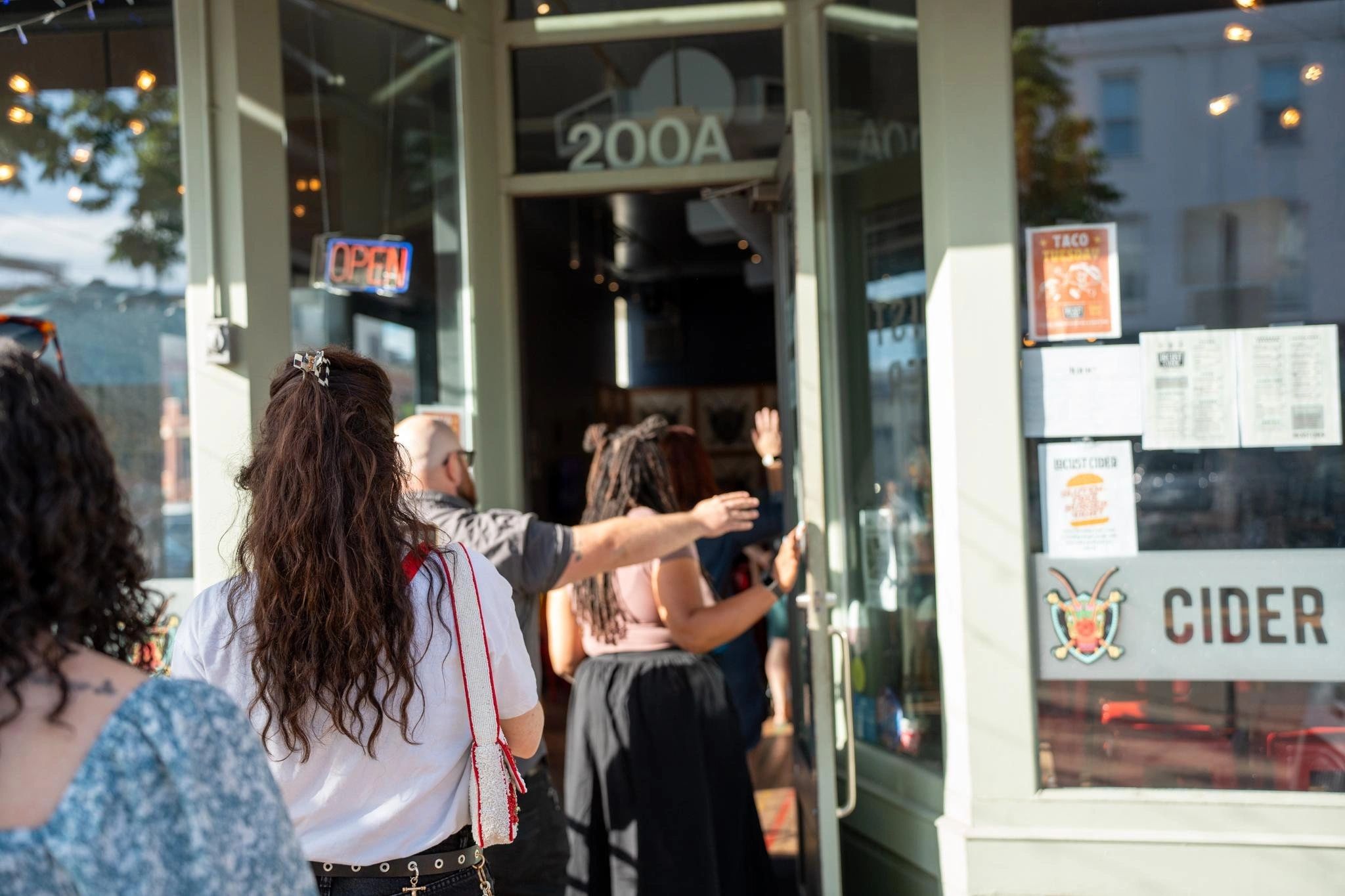 oldtownfoodtour_old-town-food-tour-food-tour-old-town-cider-entrance