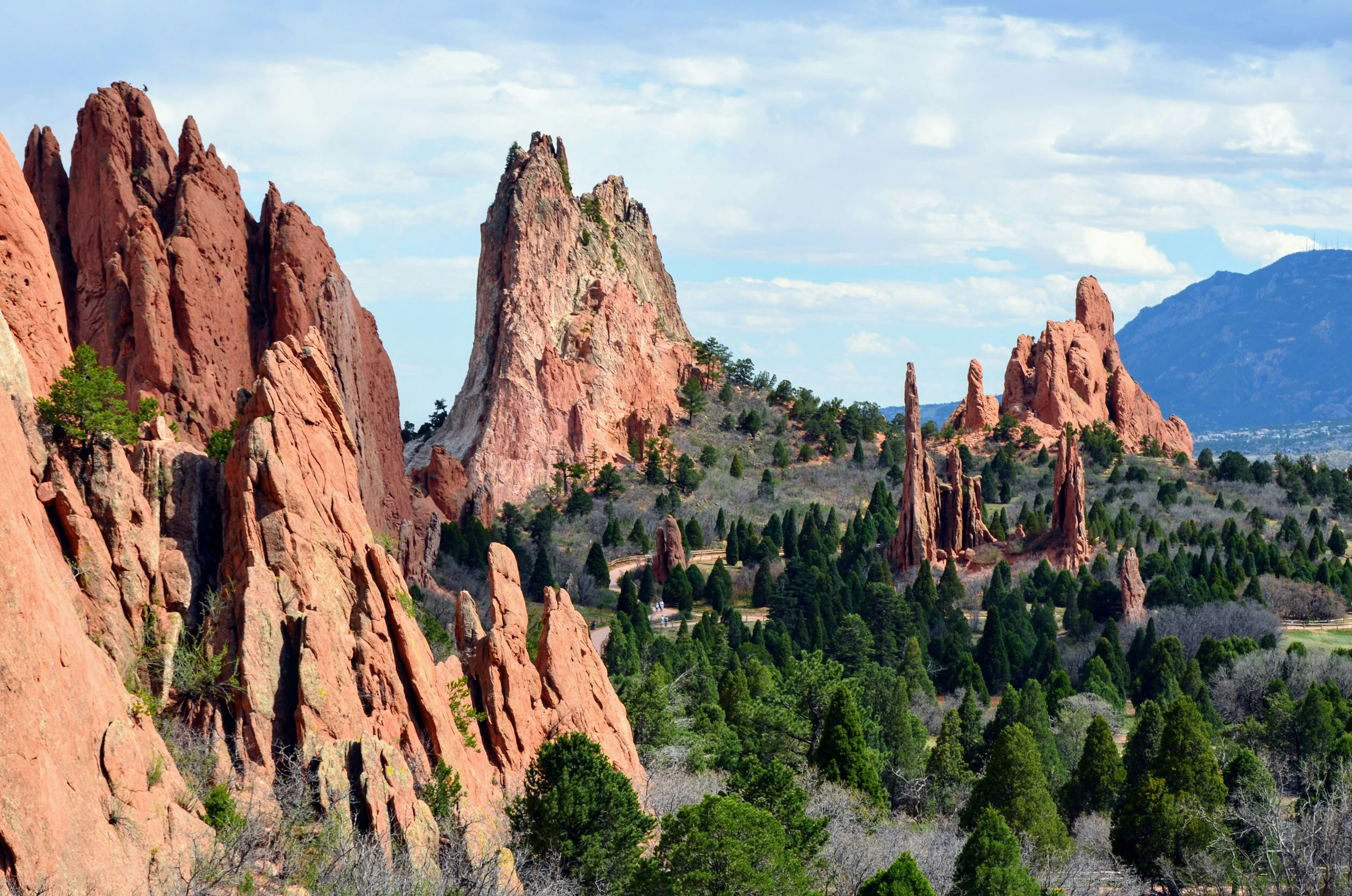 scout-co_seven-falls-and-garden-of-the-gods-red-rock-formations-green-pines