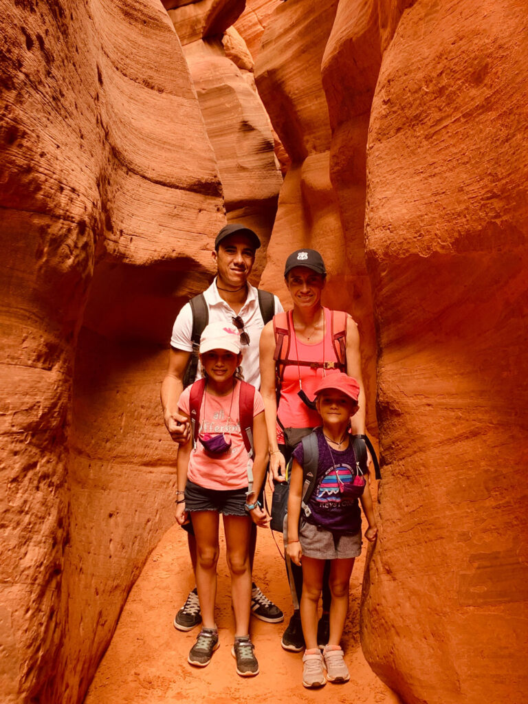 vermilioncliffs_peek-a-boo-tour-hikers-red-canyon-slot