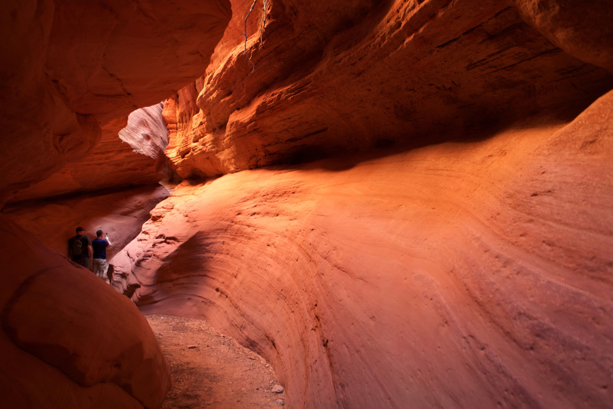 vermilioncliffs_peek-a-boo-tour-hikers-red-rock-canyon