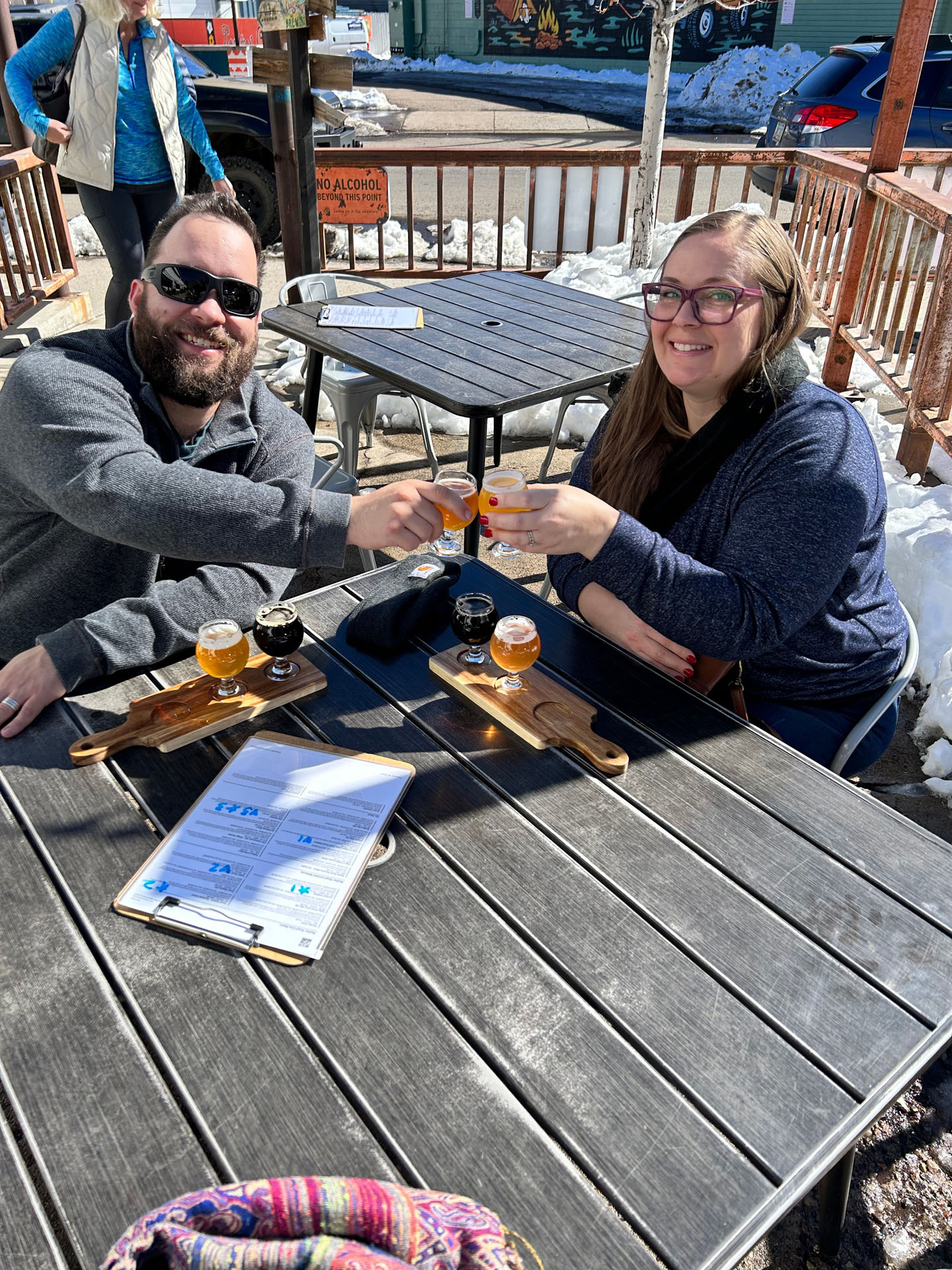 winetoursofsedona_the-historic-downtown-flagstaff-microbre-cheers-beer-flight-outdoor-table