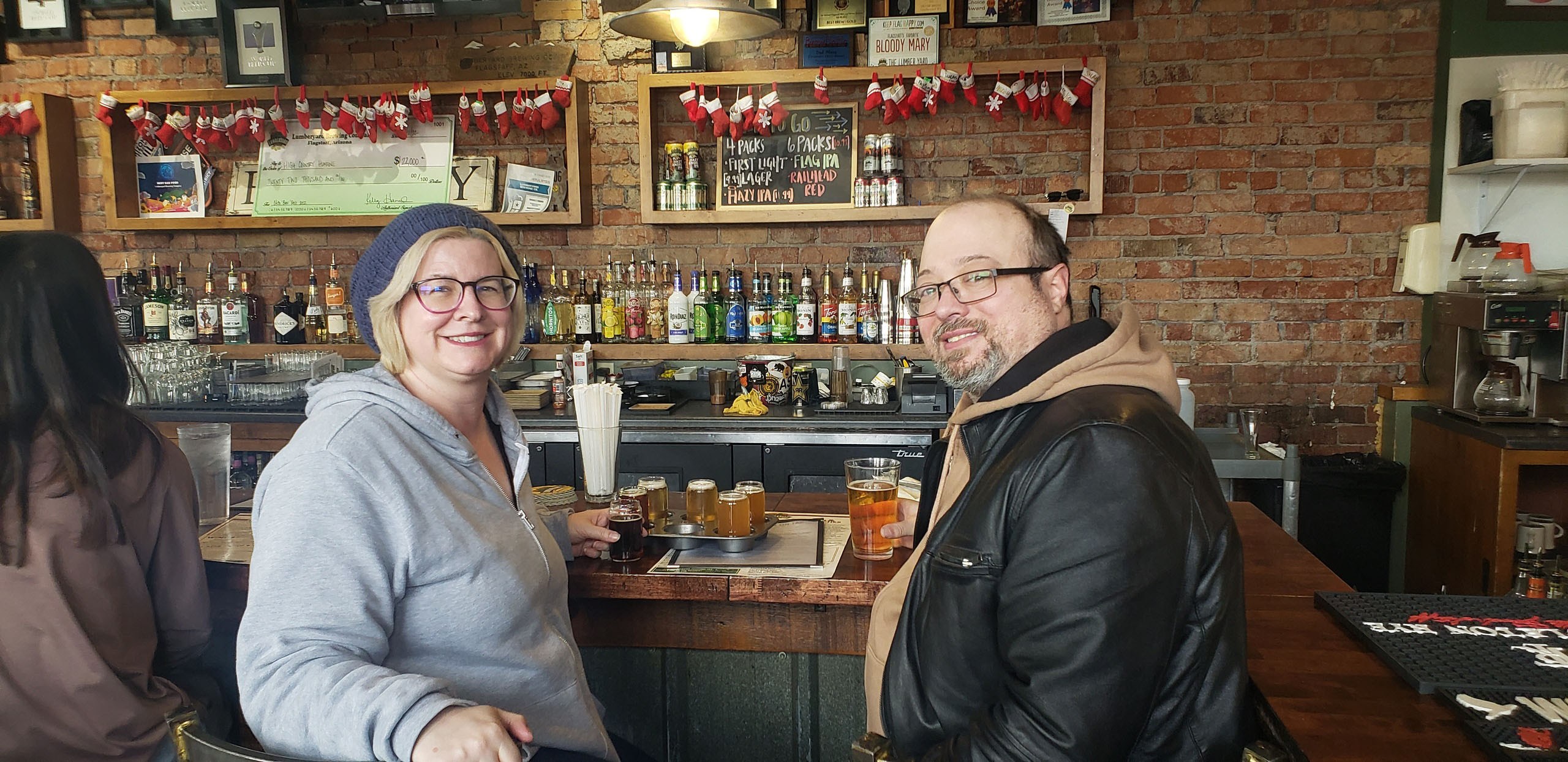 winetoursofsedona_the-historic-downtown-flagstaff-microbre-microbrewery-bar-customers-drinks