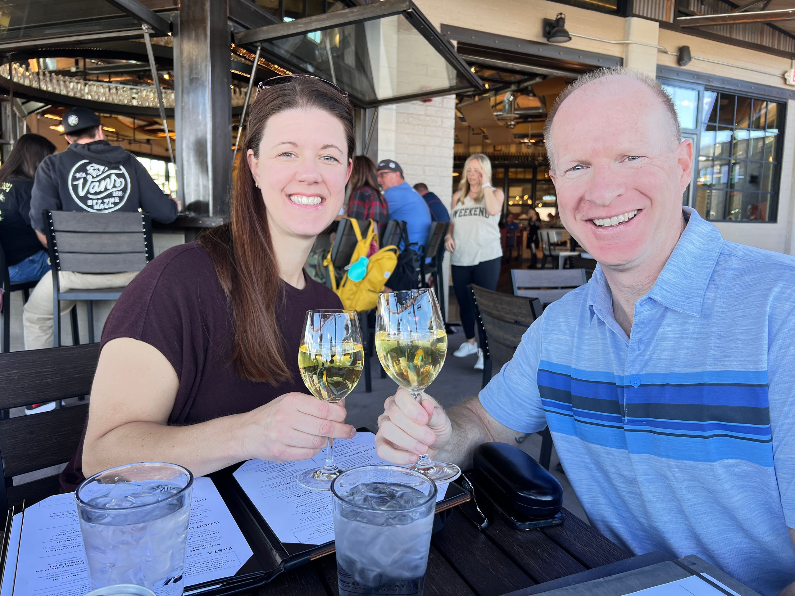 winetoursofsedona_vines-vistas-kayak-and-wine-experience-couple-wine-glasses-restaurant